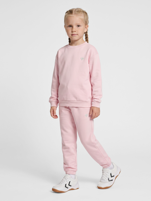 hmlJR LOOSE CREWNECK BEE, PALE LILAC, model