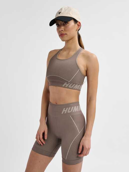hmlTE CHRISTEL SEAMLESS SPORTS TOP, CHATEAU GRAY/DRIFTWOOD MELANGE, model