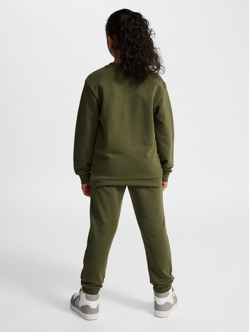 hmlJR BASE SWEAT SET, WINTER MOSS, model