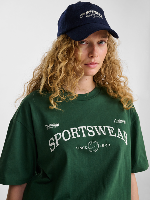 hmlLOOSE TEE S/S CLUB SPORTSWEAR, DARK GREEN, model