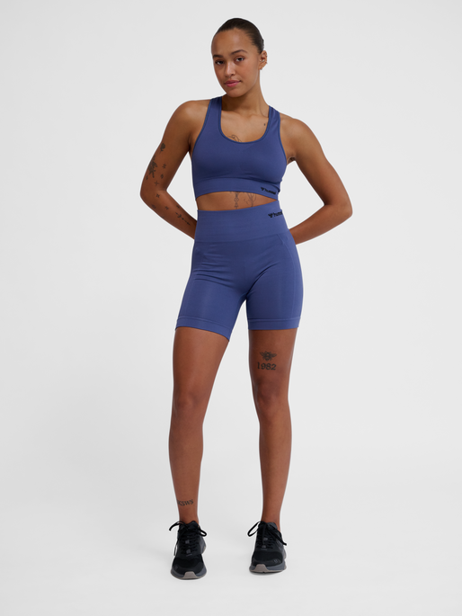 hmlTIF SEAMLESS SHORTS, BLUE INDIGO, model