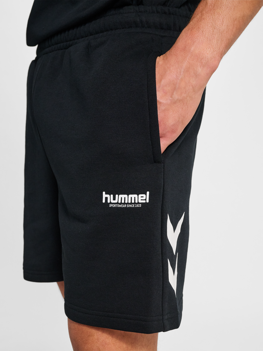 hmlLEGACY 2.0 SHORTS, BLACK, model
