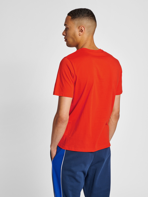 hmlLGC CARSON T-SHIRT, ORANGE.COM, model