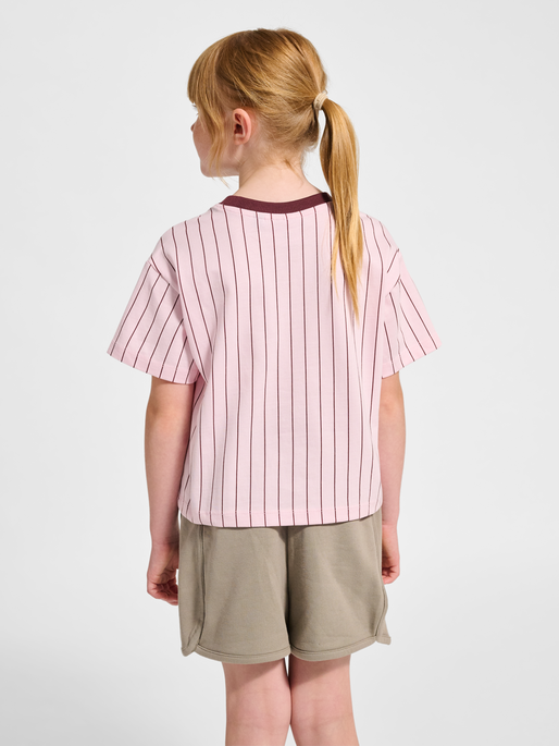 hmlJR BOXY AOP PIN T-SHIRT S/S, PINK-A-BOO, model