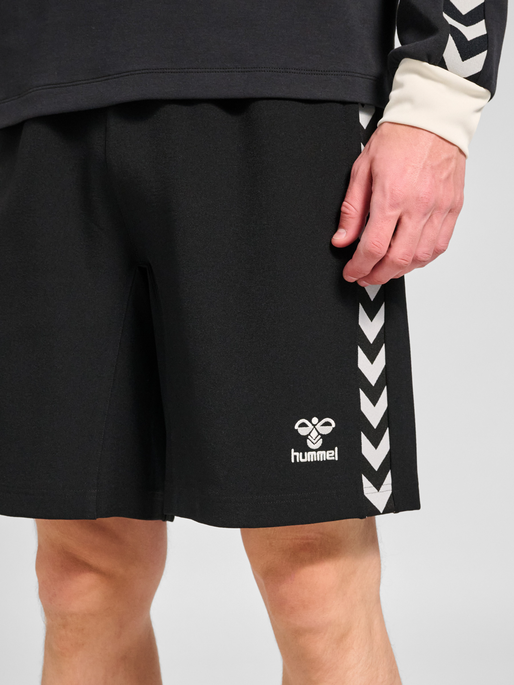 hmlROOT SHORTS, BLACK, model