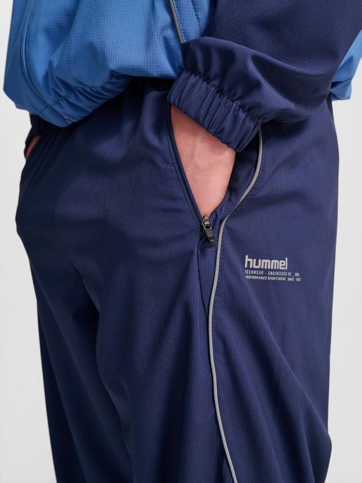 hmlPULSE WOVEN PANTS, DRESS BLUES, model