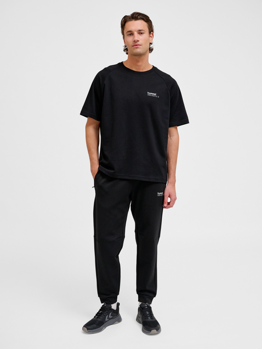 hmlTECH FLEECE REGULAR PANTS, BLACK, model