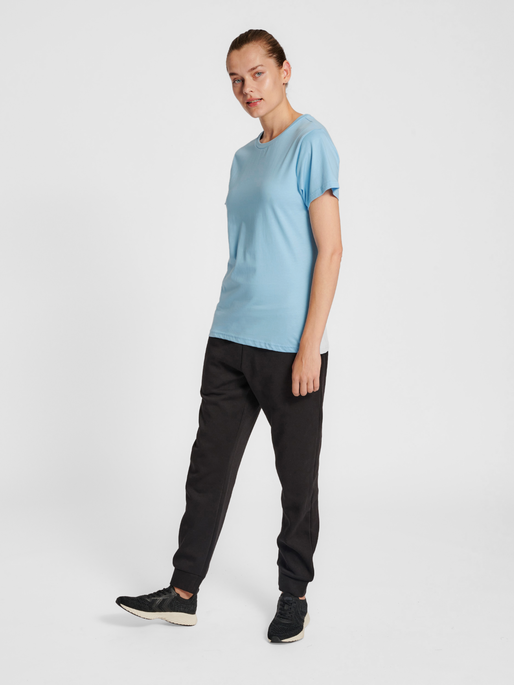 hmlRED BASIC T-SHIRT S/S WOMAN, BLUE BELL, model