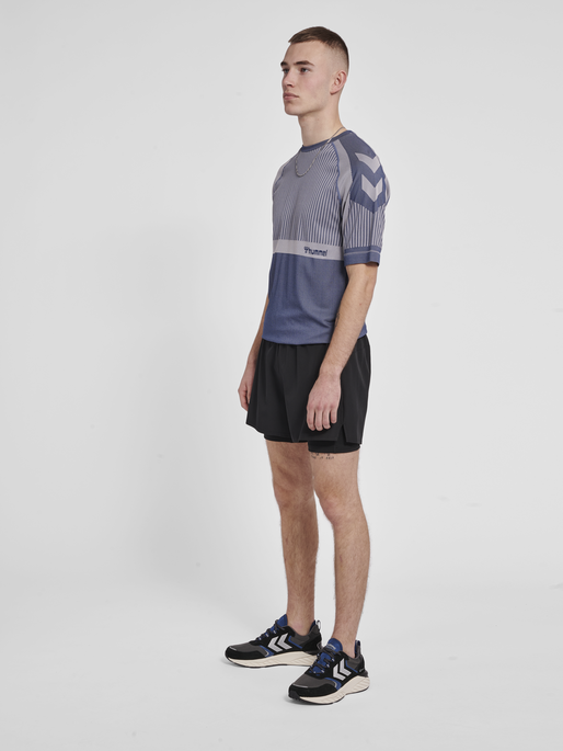 hmlMT UNIT SEAMLESS T-SHIRT, INSIGNIA BLUE/CHATEAU GRAY, model