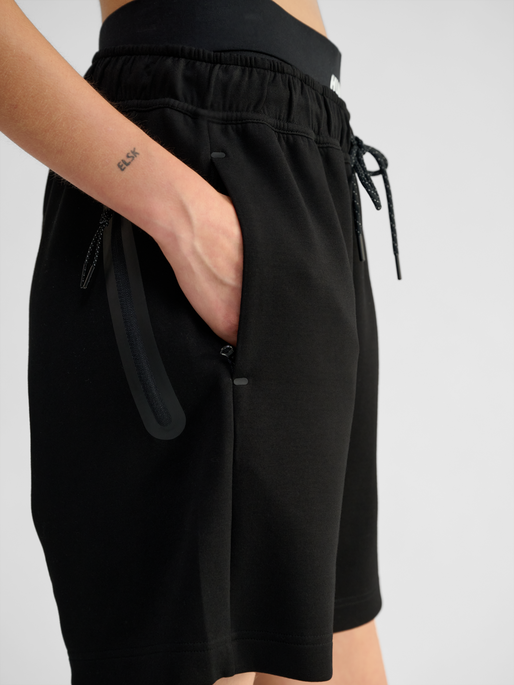 hmlTECH FLEECE SHORTS, BLACK, model