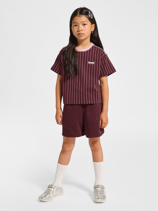 hmlJR BOXY AOP PIN T-SHIRT S/S, VINEYARD WINE, model