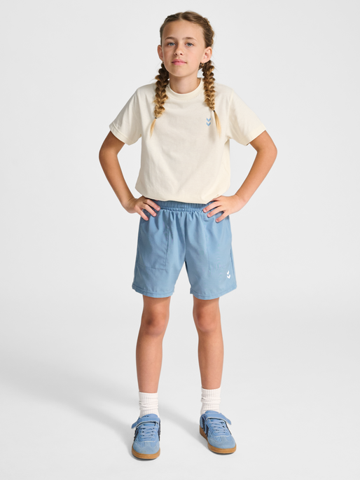 hmlJR PULSE WORKOUT SHORTS, FADED DENIM, model