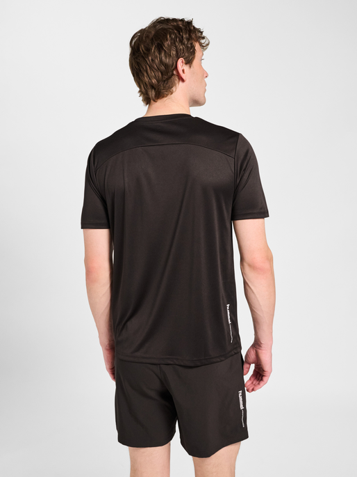 hmlPULSE TRAINING  T-SHIRT S/S, AFTER DARK, model