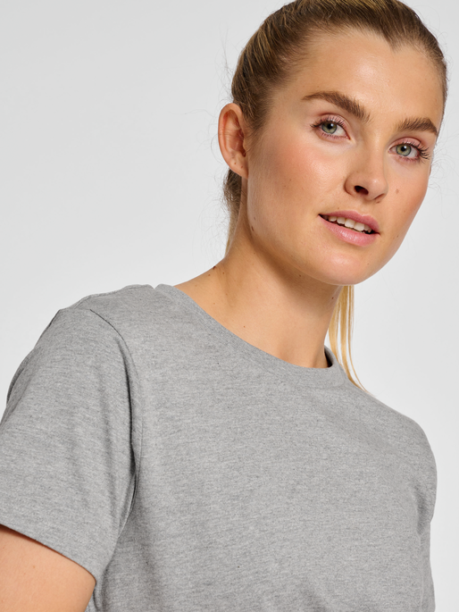hmlRED HEAVY T-SHIRT S/S WOMAN, GREY MELANGE, model