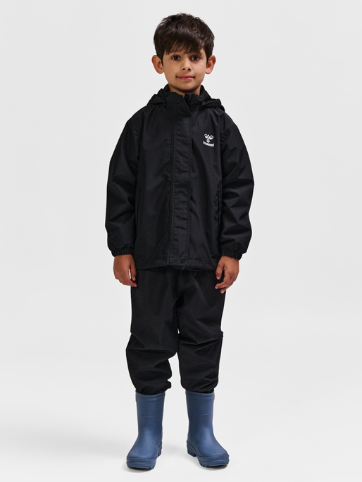 hmlNESSIE RAINSUIT, BLACK, model