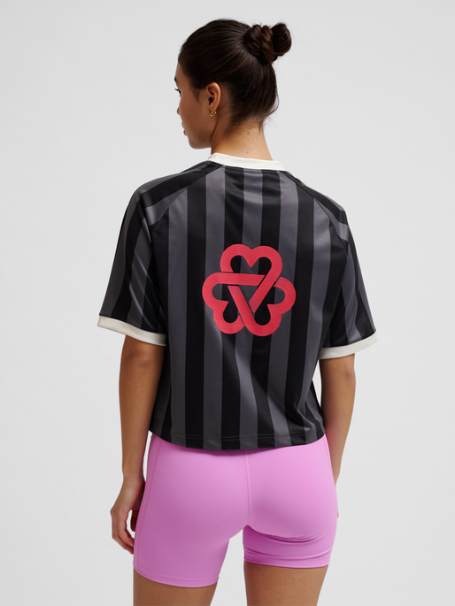 hmlBOXY BEE MINE SHIRT S/S, BLACK, model