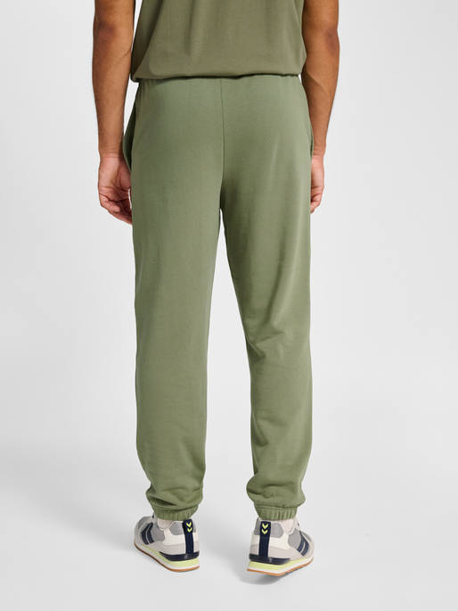 hmlPULSE SWEAT PANTS, DEEP LICHEN GREEN, model