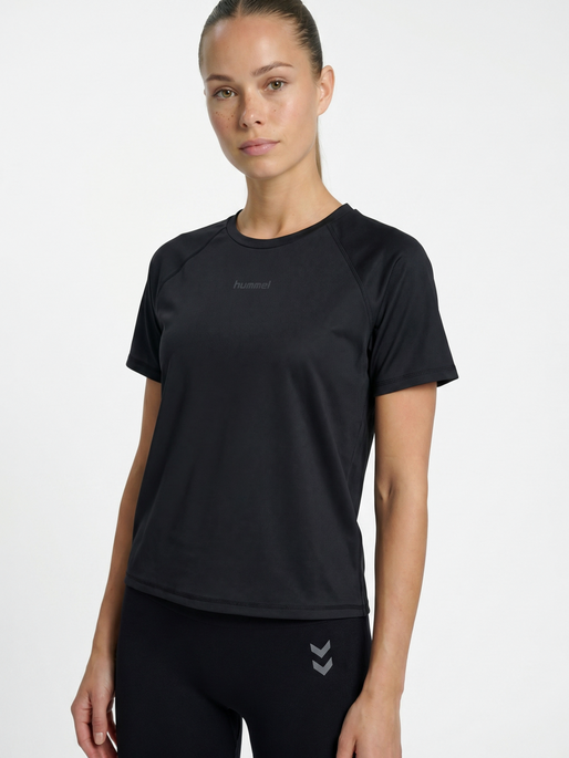 hmlVANJA TECH T-SHIRT S/S, BLACK, model