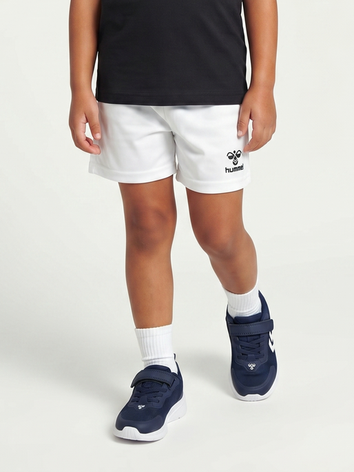 hmlESSENTIAL SHORTS KIDS, WHITE, model