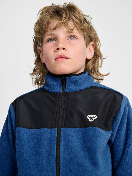 hmlJR FLEECE ZIP JACKET, TRUE NAVY, model