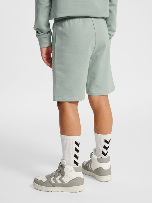 hmlTUKAS SHORTS, ICEBERG GREEN, model