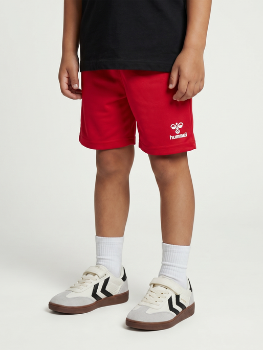 hmlESSENTIAL SHORTS KIDS, TRUE RED, model