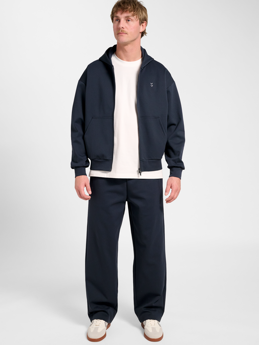 hmlDEFENDER ZIP HOODIE, EBONY, model