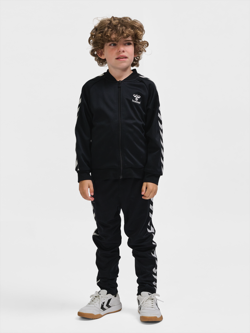 hmlNEWI ZIP JACKET, BLACK, model