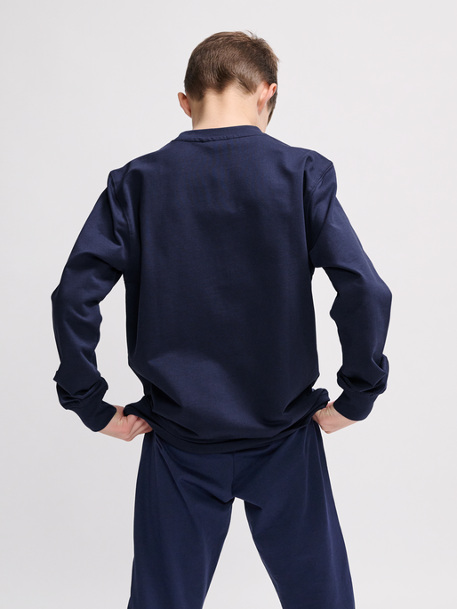 hmlGO 2.0 SWEATSHIRT KIDS, MARINE, model