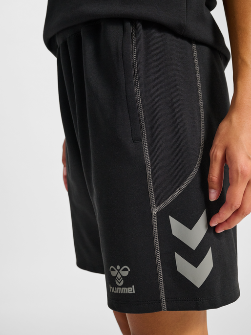 hmlMOVE 2.0 SHORTS WOMAN, BLACK, model