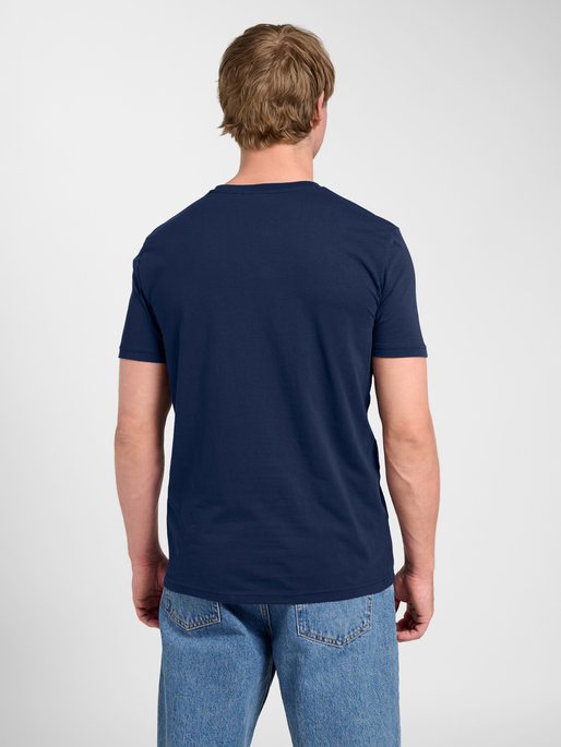 hmlPULSE GRAPHIC T-SHIRT S/S, DRESS BLUES, model
