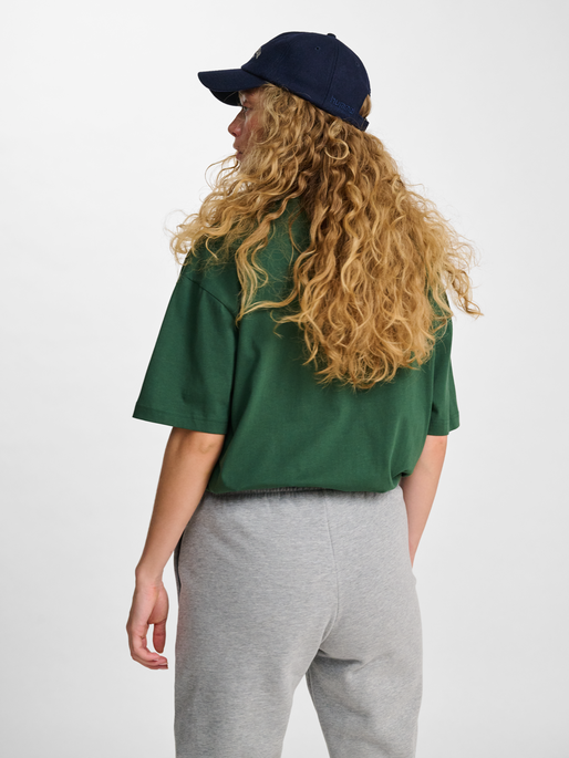 hmlLOOSE TEE S/S CLUB SPORTSWEAR, DARK GREEN, model