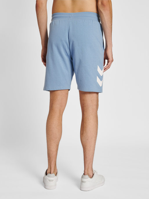 hmlLEGACY SHORTS, ASHLEY BLUE, model