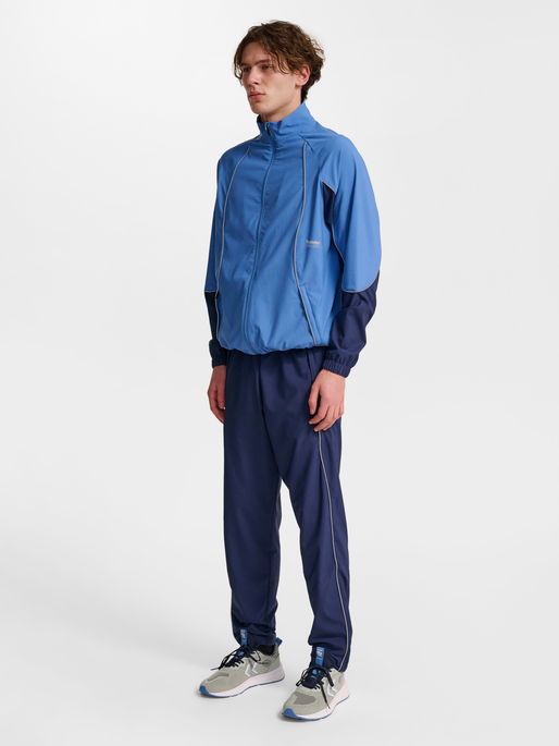 hmlPULSE WOVEN PANTS, DRESS BLUES, model