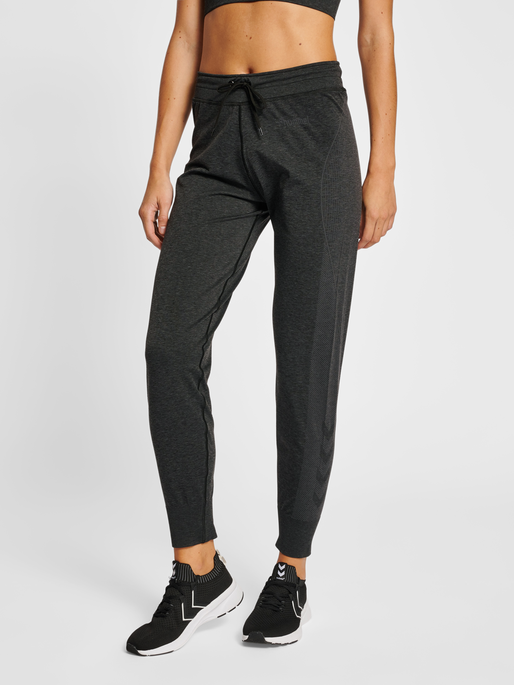 hmlMT HANA SEAMLESS TAPERED PANTS, BLACK MELANGE, model