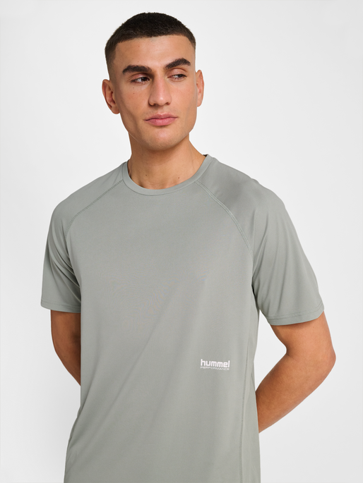 hmlPULSE WORKOUT T-SHIRT S/S, BELGIAN BLOCK, model