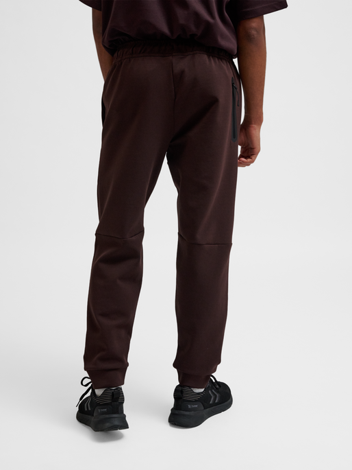 hmlTECH FLEECE REGULAR PANTS, CHOCOLATE PLUM, model