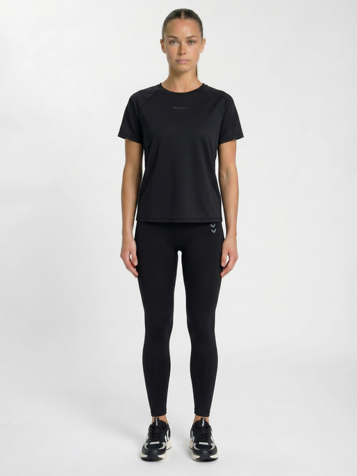 hmlVANJA TECH T-SHIRT S/S, BLACK, model