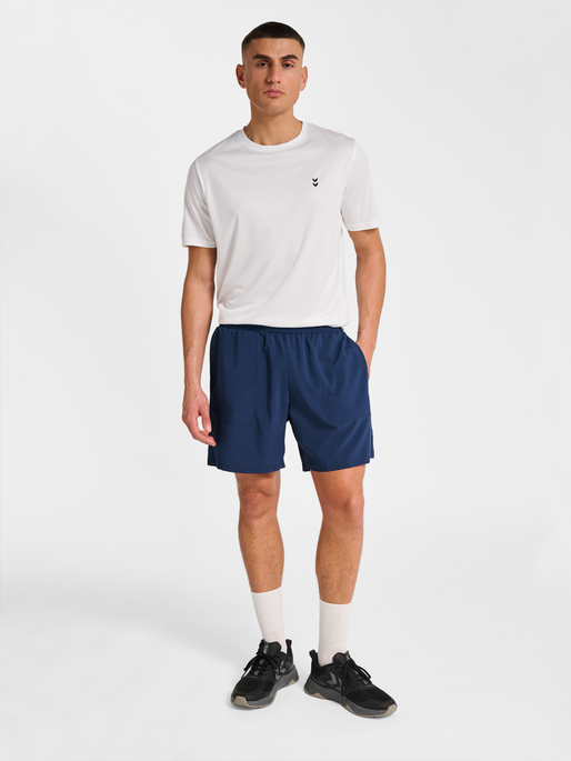 hmlPULSE WORKOUT SHORTS, DRESS BLUES, model