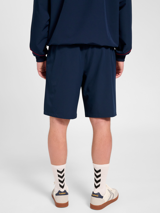 hmlWORLD 26 SHORTS TECH, DARK SAPPHIRE, model