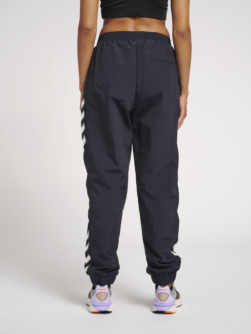 hmlNIKKI PANTS, DARK NAVY, model