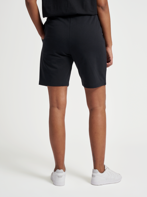 hmlHIVE WADE SWEATSHORTS, BLACK, model
