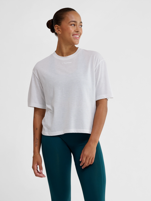 hmlMT VANJA BOXY SHORT T-SHIRT, WHITE, model