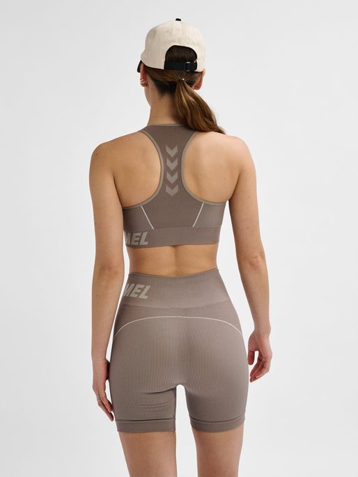 hmlTE CHRISTEL SEAMLESS SPORTS TOP, CHATEAU GRAY/DRIFTWOOD MELANGE, model