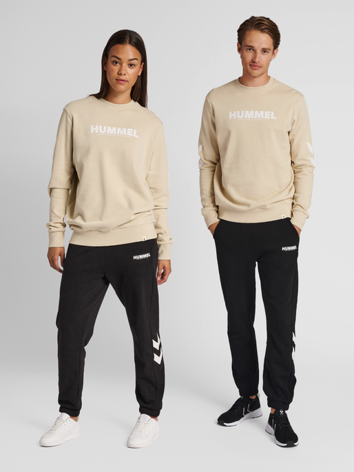 hmlLEGACY SWEATSHIRT, PUMICE STONE, model