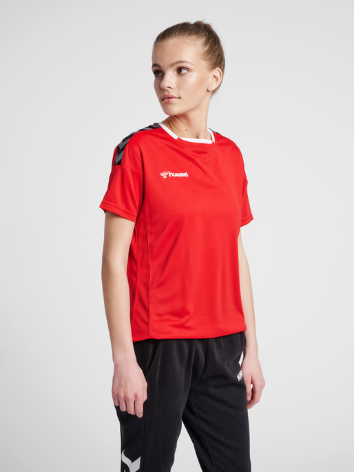 hmlAUTHENTIC POLY JERSEY WOMAN S/S, TRUE RED, model