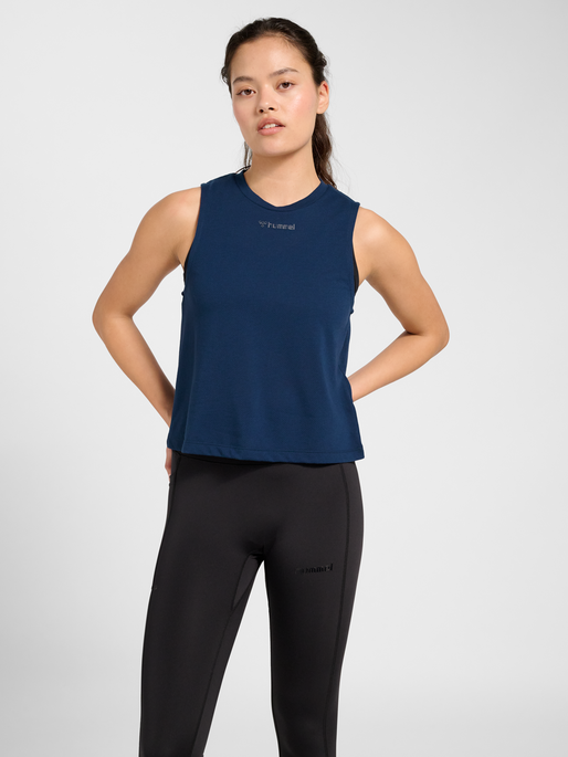 hmlMT VANJA SHORT MUSCLE TANKTOP, DRESS BLUES, model