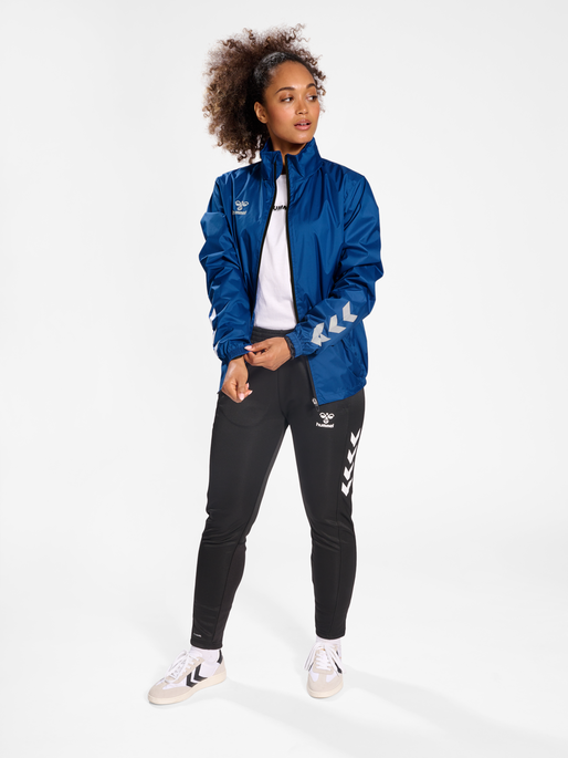 hmlCORE XK SPRAY JACKET, TRUE BLUE, model