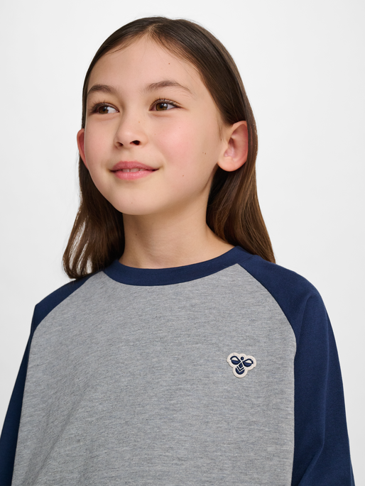 hmlJR RAGLAN LOOSE T-SHIRT L/S BEE, DRESS BLUES, model