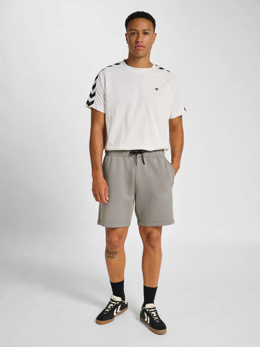 hmlTECH FLEECE SHORTS, ROCK RIDGE, model